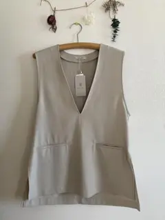refined works Vネックベストグレージュ