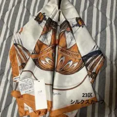 ワンポイントに!　23区 シルクスカーフ オフホワイト地 赤と紺色の模様 ワンポイントに! 23区 シルクスカーフ オフホワイト地 赤と紺色