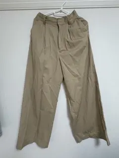 ベージュ チノパンツ
