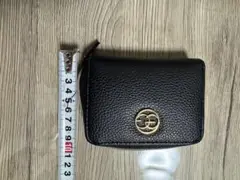 黒レザー二つ折り財布 ゴールドロゴ