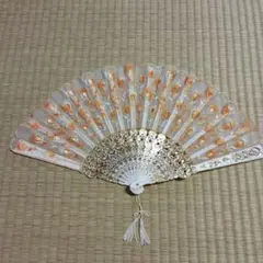 扇子 白とオレンジの花模様