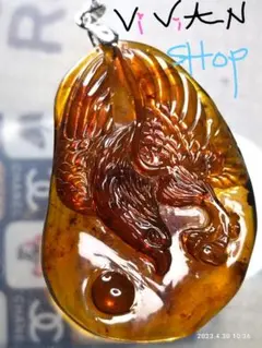 餌に飛び付く鷹、バーマイト琥珀