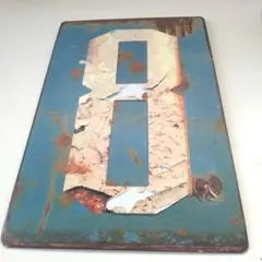インテリア　青色の金属製プレート　 8の数字　レトロ♪