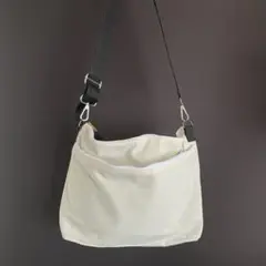 カジュアルでシンプルなショルダーバッグ　白　ハンドメイド