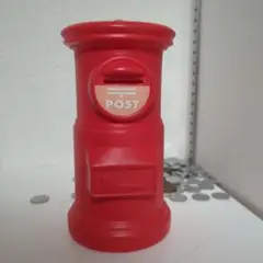 ポスト型の貯金箱。 たくさん入ります。 -プラスチック
