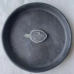 ■ビーズ刺繍ブローチ　ミナペルホネン　葉っぱ　m–43