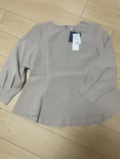 【新品未使用】オペーク　長袖ペプラムブラウス