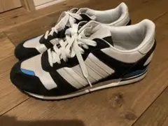 アディダス スニーカー