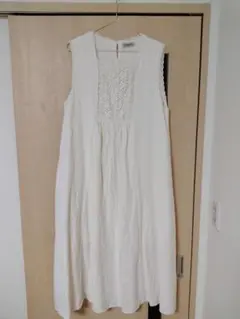 胸元レースノースリワンピース