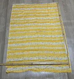 133昭和レトロ　イエロー 花柄生地 90x115〜120cm 欠け有
