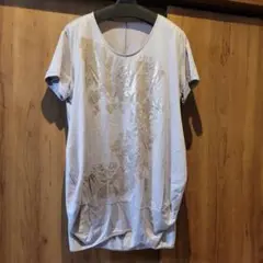 光沢のあるプリント　ライトグレーTシャツ リツコシラハマ