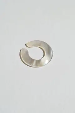 Saskia Diez マザーオブパールディスクイヤーカフ