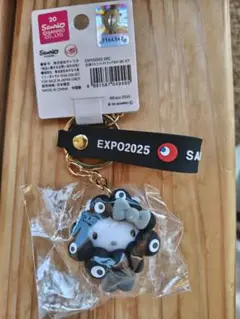 関西万博 ミャクミャク サンリオ キーホルダー 黒なりきりキティ