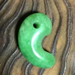 ガラスのようなアップルグリーンの勾玉