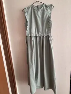 フリル付きグリーンノースリーブロングワンピース