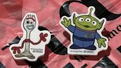 トイストーリー　キデイランド　ノベルティ　アクリルバッジ　エイリアン、フォーキー