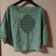 刺繍入りライトグリーントップス Mサイズ