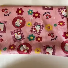 ウサギと花柄生地