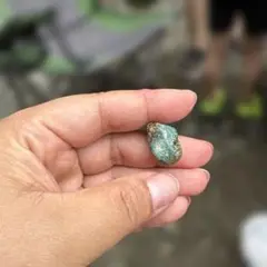 緑色と茶色の自然の原石
