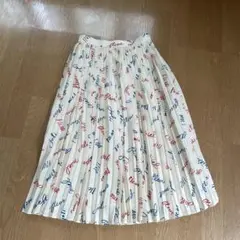 ＬＯＵＬＯＵ　アイボリー プリーツスカート 文字柄