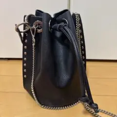 黒の巾着型ショルダーバッグ