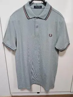 グレー ストライプ付きポロシャツ