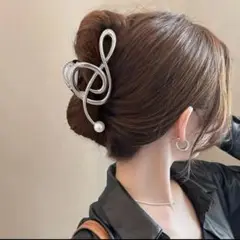 【再入荷！】 大きめ 高見え 音符 ト音記号 パール ヘアクリップ シルバー