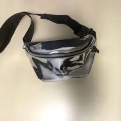 adidas オリジナル　ウエストバッグ　ミラーシルバー