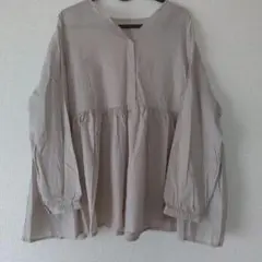 ベージュ 長袖シャツ ボタン付き Vネック