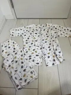 着脱しやすい　恐竜柄　パジャマセット　130