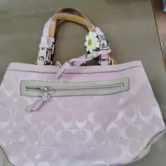 ピンクの花装飾付きショルダーバッグ