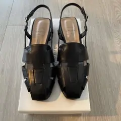 ブラックレザーストラップサンダル