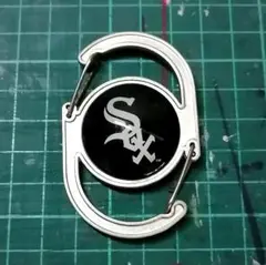MLB カラビナ 黒 ホワイトソックス