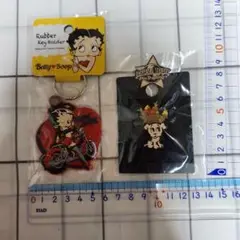 ベティちゃん　ベティブープラバーキーホルダー　愛犬パジーピンバッジ新品未開封品