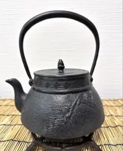 未使用品、長期保管品　南部長文堂　長谷川 光昭作２５型吉兆文様　南部鉄瓶 未使用、長期保管品 南部長文堂 長谷川 光昭造30型 大型鉄瓶