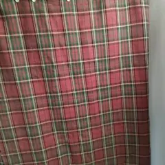 赤と緑のチェック柄ベッドカバー