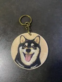 両面刺繍チャーム　ワンちゃん黒柴