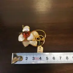 花の形状の金色ブローチ