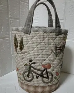 【パッチワークキルト】 アップリケ&刺繍丸底バッグ 《ピクニック》残1点