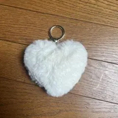 ホワイトファー ハート型バックチャーム