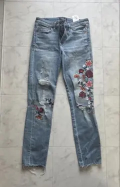 Abercrombie 刺繍入りダメージスキニージーンズ