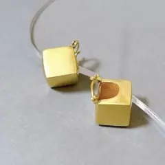 J82* マットメタル キューブフープピアス　ゴールド