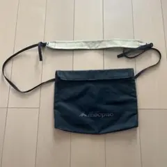 macpac フラップ式サコッシュ 黒