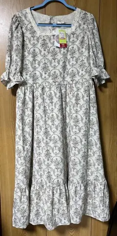 クリーム色の半袖ワンピース