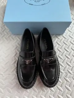 プラダ ブラッシュドレザー ローファー