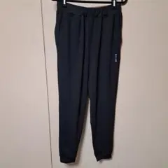 黒 スリムフィット トレーニングパンツ