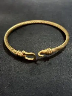 金色ツイストデザインブレスレット