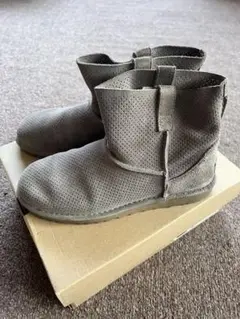 モコモコしてないUggのブーツグレージュ