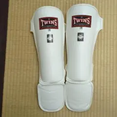TWINS ボクシングシンガード Sサイズ