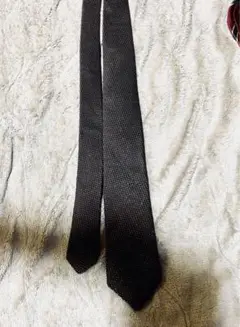 黒のテクスチャー細身ネクタイ